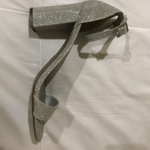 Silver heels - Picture 2 of 2